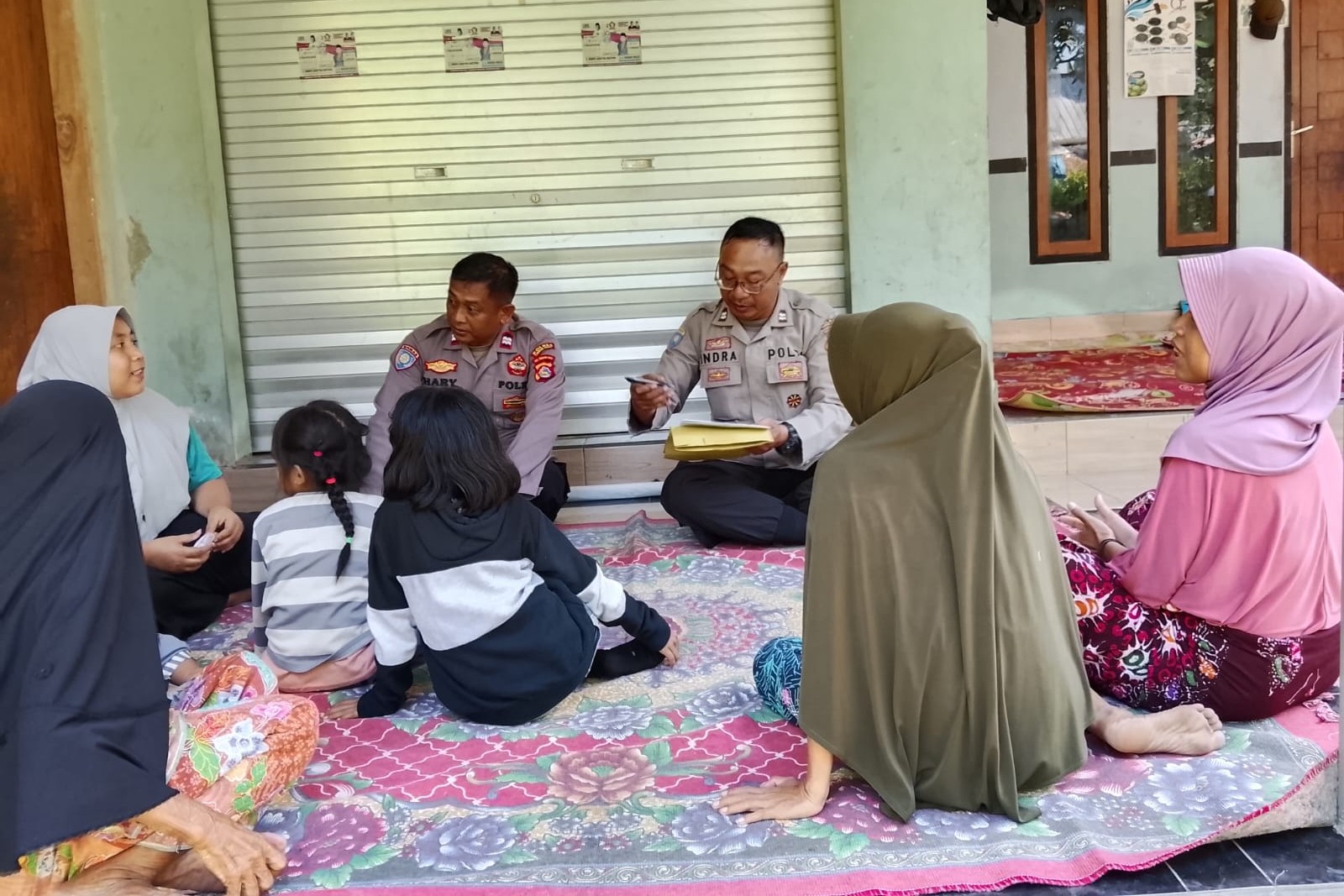 Sambang Dusun Gerepek, Sat Binmas Polres Lobar Sosialisasi Call Center 110
