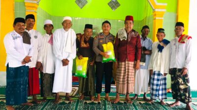 Ikhlas Berbagi dan Ringankan Beban Sesama, Bhabinkamtibmas Polsek Woha Salurkan Bantuan Beras Kepada Lansia