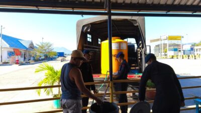 Semangat Hari Bhayangkara ke-80, Sat Brimob Polda NTB Salurkan Air Bersih untuk Warga Pelabuhan Sape