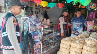 Patroli Polsek Tanjung, Imbau Pedagang Waspada Uang Palsu dan Cuaca Ekstrem