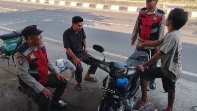 Patroli Dialogis dan Rawan Sore Polsek Bayan di Pelabuhan Carik, Imbau Waspada 3C dan Cuaca Buruk
