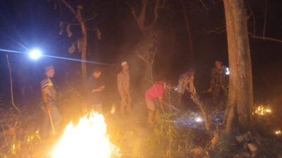 Bhabinkamtibmas Polsubsektor Palibelo Bersamaan Warga Binaan Memadamkan Kebakaran Lahan di Desa Nata