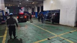 Pastikan Keamanan Arus Logistik, Polsek Pelabuhan Lembar Pantau Pemuatan Kapal Malam