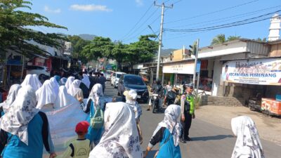 Polsek Pemenang Amankan Jalur Pawai Alegoris di Simpang 4 Pemenang