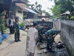 Babinsa Banyumulek Hadir Cepat Cegah Genangan Akibat Sampah Irigasi