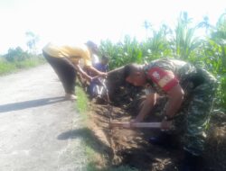 Babinsa dan Petani Lembar Percepat Pembangunan Irigasi