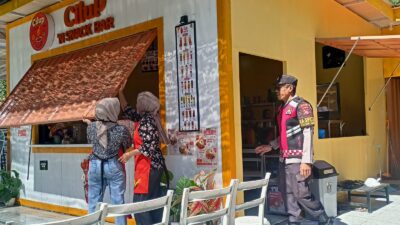 Polsek Pemenang Gelar Patroli Dialogis di Pertokoan Flash Mart Telagawareng