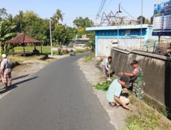 Jelang Musim Hujan Babinsa Ajak Warga Bersihkan Lingkungan Desa