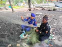Sat Polairud Polres Lombok Utara Gelar Aksi “Polisi Penolong” Bersihkan Sampah di Pantai Pandanan