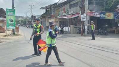 Polsek Gangga Gelar Kegiatan “Rawan Siang” di Jalan Raya Gangga – Bayan