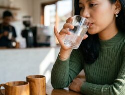 Ternyata Ini Maksud Tersembunyi di Balik Gaya Minum Sambil Angkat Kelingking Menurut Rahasia Bahasa Tubuh