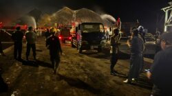 Kebakaran Muatan Batu Bara Kapal Tongkang di Lombok Timur Ditangani Petugas