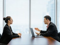 Baru Jadi Atasan? Wajib Kuasai Komunikasi Supervisor Ini Biar Nggak Diremehin Bawahan!