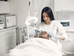 Beneran Mirip? Bedanya Treatment dan Facial yang Wajib Kamu Tau!