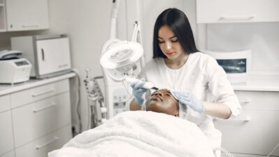 Infographic comparing skin treatment dan facial to explain the differences.