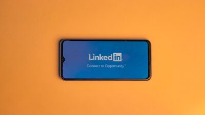 Ilustrasi cara memaksimalkan personal branding LinkedIn agar dilirik rekruter.