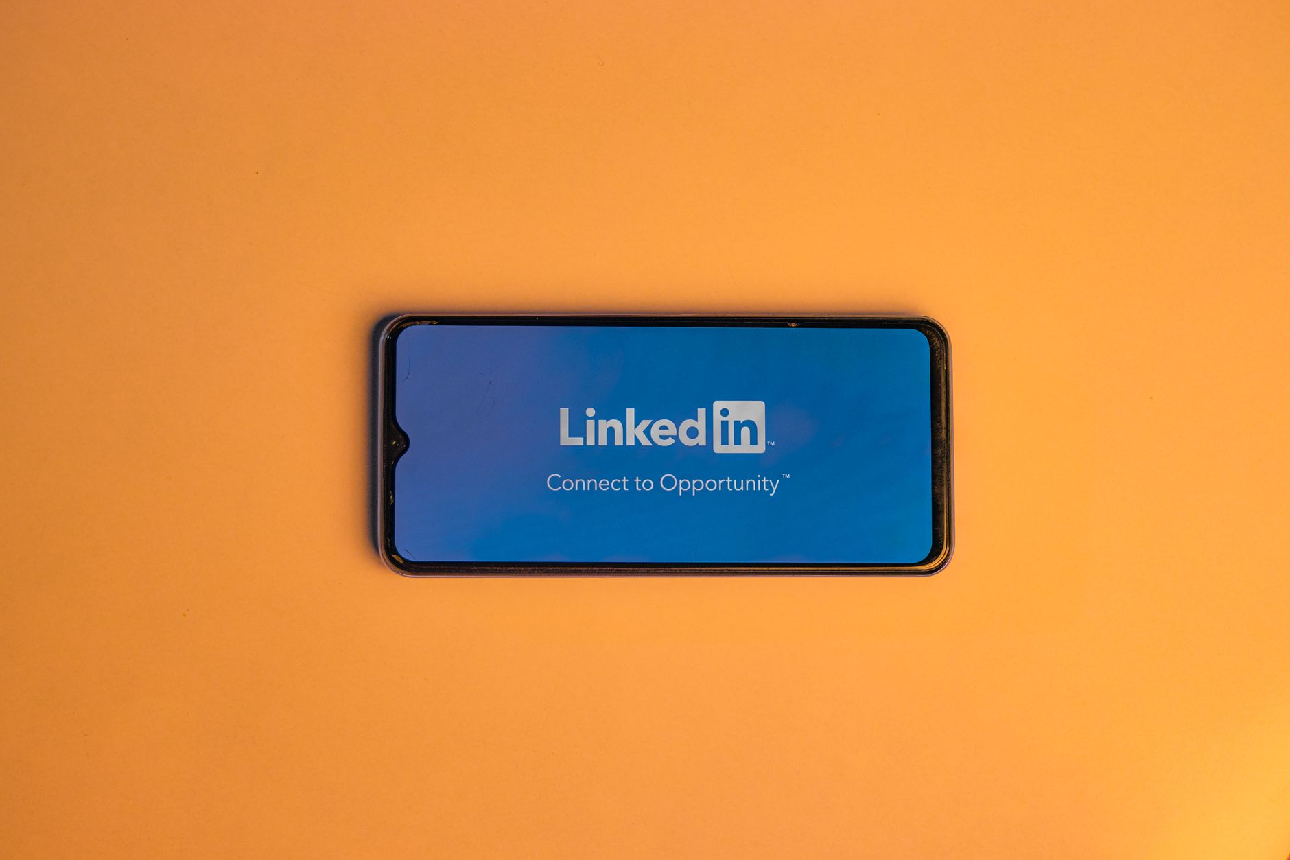 Ilustrasi cara memaksimalkan personal branding LinkedIn agar dilirik rekruter.