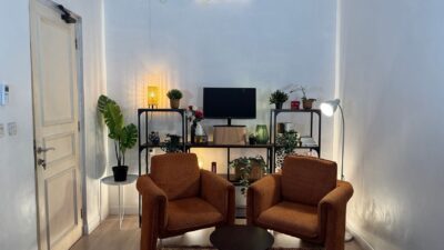 Desain interior rumah minimalis yang nyaman dan rapi dengan pencahayaan hangat.