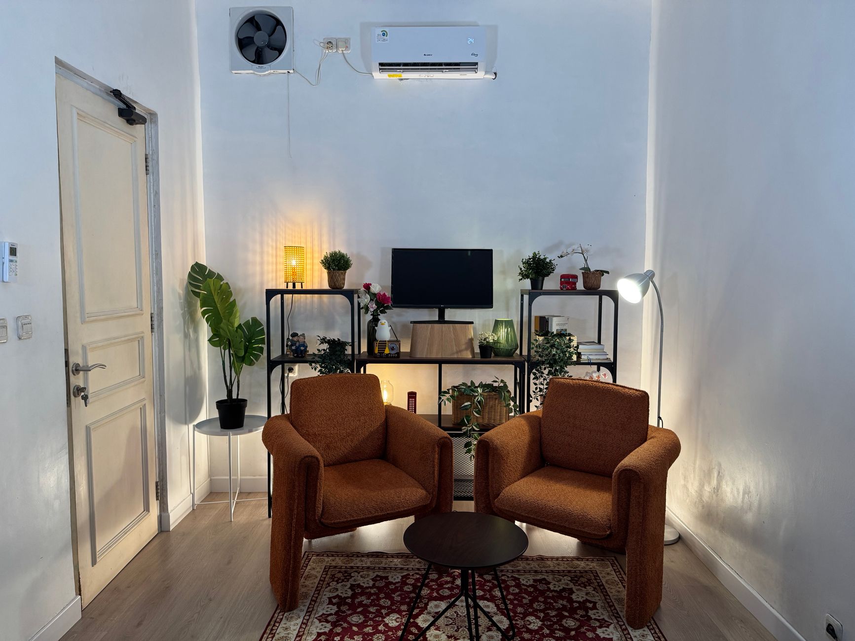 Desain interior rumah minimalis yang nyaman dan rapi dengan pencahayaan hangat.