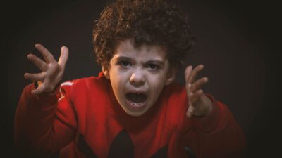 Ibu menenangkan anak tantrum berlebihan dengan sabar.