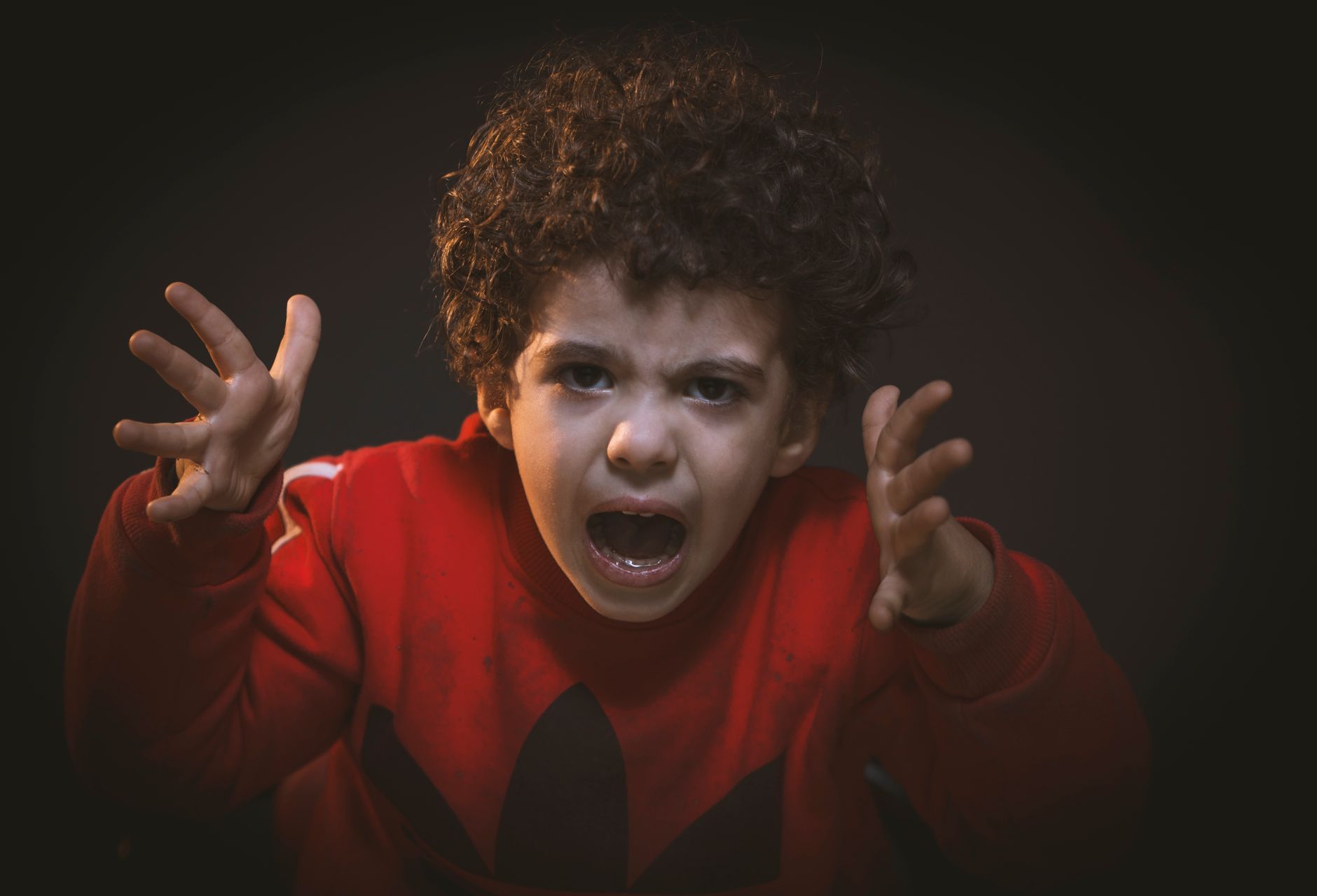 Ibu menenangkan anak tantrum berlebihan dengan sabar.