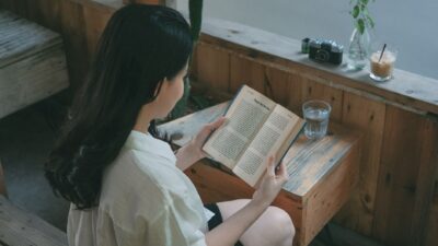 Ilustrasi perbandingan slow living dan frugal living untuk gaya hidup hemat dan santai.