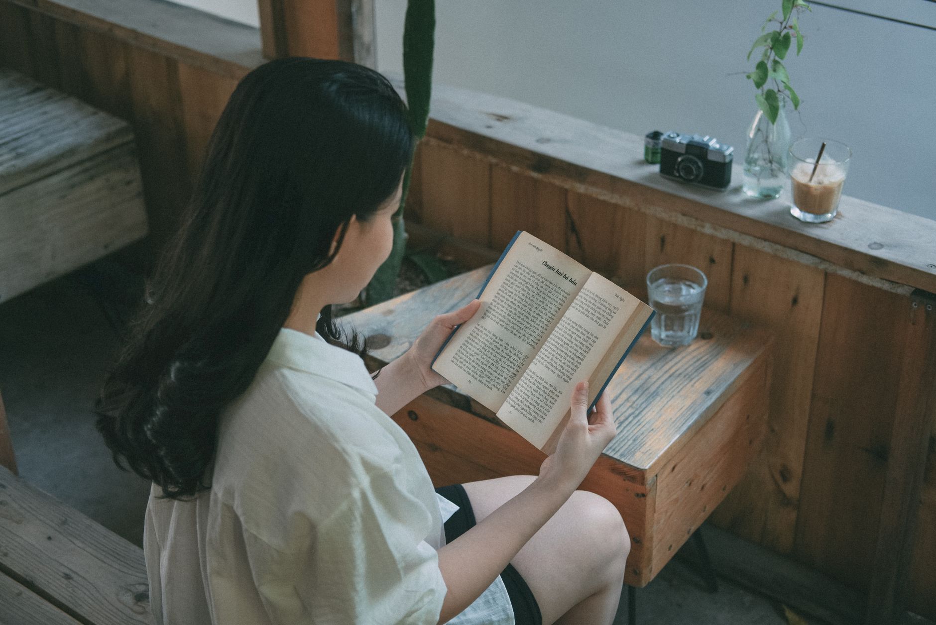 Ilustrasi perbandingan slow living dan frugal living untuk gaya hidup hemat dan santai.