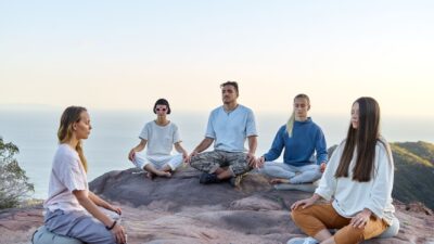 Seseorang sedang duduk tenang dengan mata tertutup untuk melakukan praktik mindfulness.
