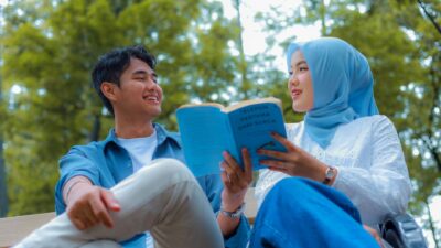 Ilustrasi ciri-ciri pria yang tulus mencintai pasangannya dengan sepenuh hati.