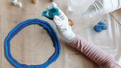 Contoh kerajinan estetis dari resin untuk dekorasi rumah sebagai referensi kegunaan resin.