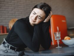 Bingung Arah Hidup di Umur 20-an? Begini Cara Gampang Mengatasi Quarter Life Crisis!