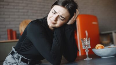Ilustrasi seseorang yang bingung dan stres dalam mengatasi quarter life crisis di usia 20-an.