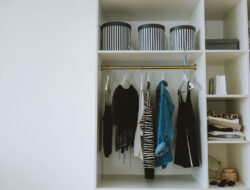 Bingung Pilih Baju? Coba Trik Minimalist Wardrobe Ini!