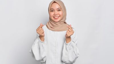 Ilustrasi orang pintar dengan sikap rendah hati yang sering disangka lemah.