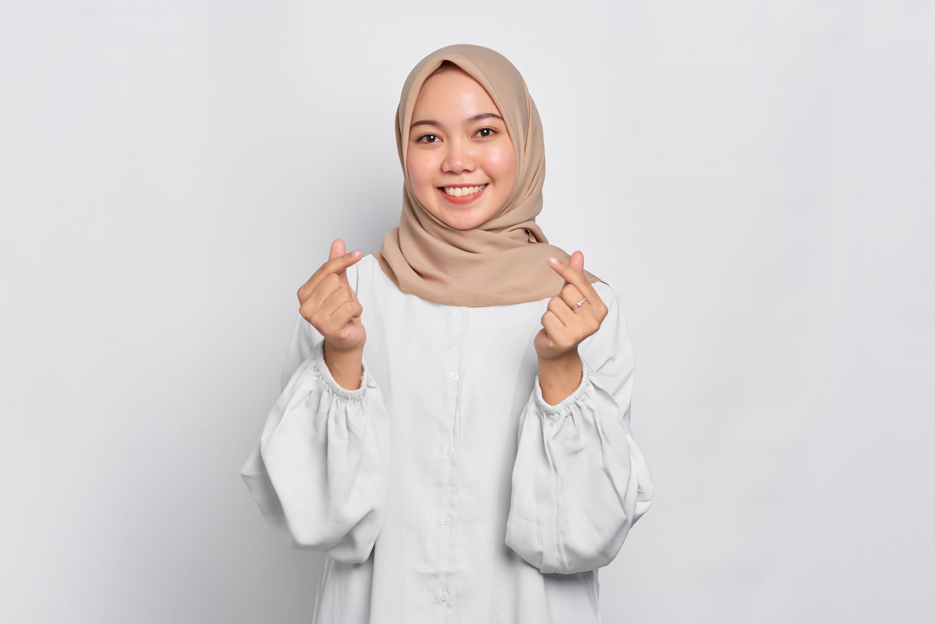 Ilustrasi orang pintar dengan sikap rendah hati yang sering disangka lemah.
