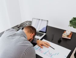 Capek Banget Hidup Buat Senengin Orang Lain? Gini Cara Mengatasi Burnout Eksternal Sebelum Mental Hancur!
