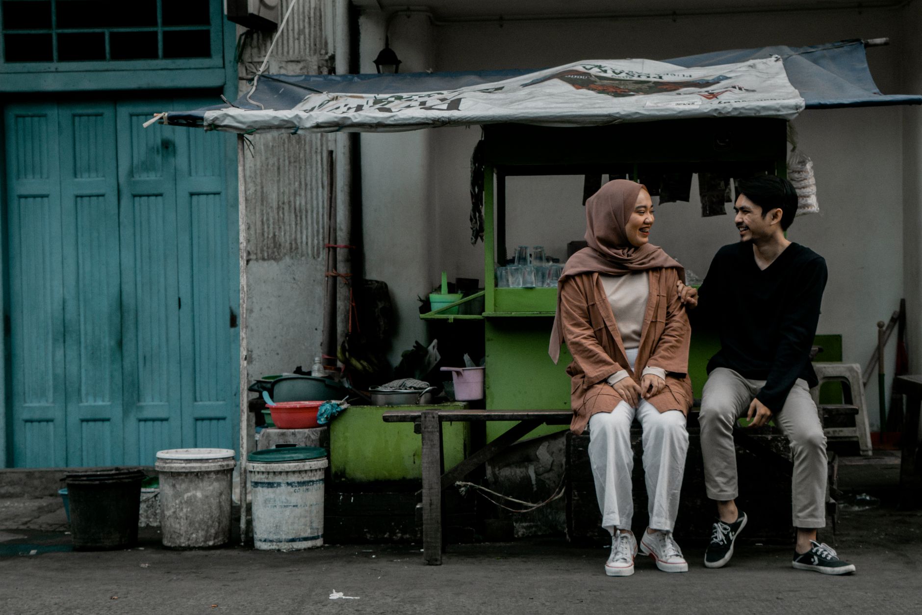 Pasangan sedang berdiskusi serius menggunakan pertanyaan untuk pacar guna menilai kejujuran hubungan.