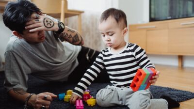 Ilustrasi dampak toxic parenting yang merusak mental anak hingga dewasa.