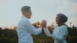 Ilustrasi pasangan yang sedang merenung, membahas tanda-tanda komitmen hubungan dan pernikahan.
