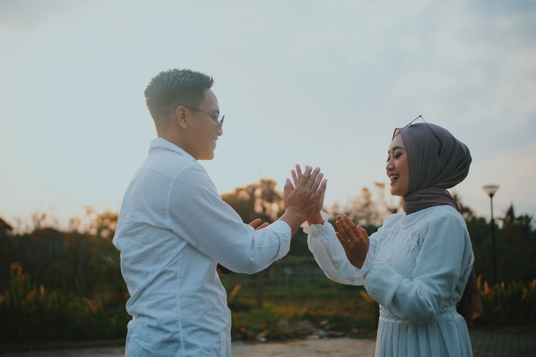 Ilustrasi pasangan yang sedang merenung, membahas tanda-tanda komitmen hubungan dan pernikahan.