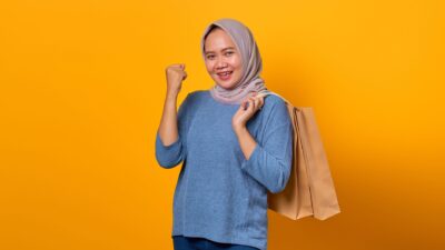 Ilustrasi perilaku hidup konsumtif yang merusak keuangan pribadi.