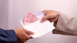Infografis tips atur gaji UMR agar bisa liburan tanpa takut kehabisan uang.