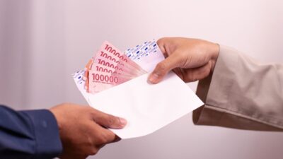 Infografis tips atur gaji UMR agar bisa liburan tanpa takut kehabisan uang.