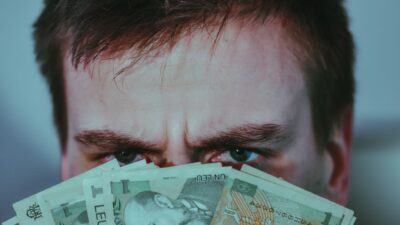 Ilustrasi tips mengelola keuangan untuk menyiapkan dana darurat ideal agar dompet aman.