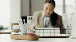 Seorang profesional yang bersemangat bekerja di kantor untuk meningkatkan produktivitas di tempat kerja.