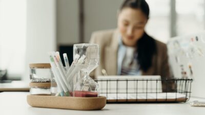 Seorang profesional yang bersemangat bekerja di kantor untuk meningkatkan produktivitas di tempat kerja.