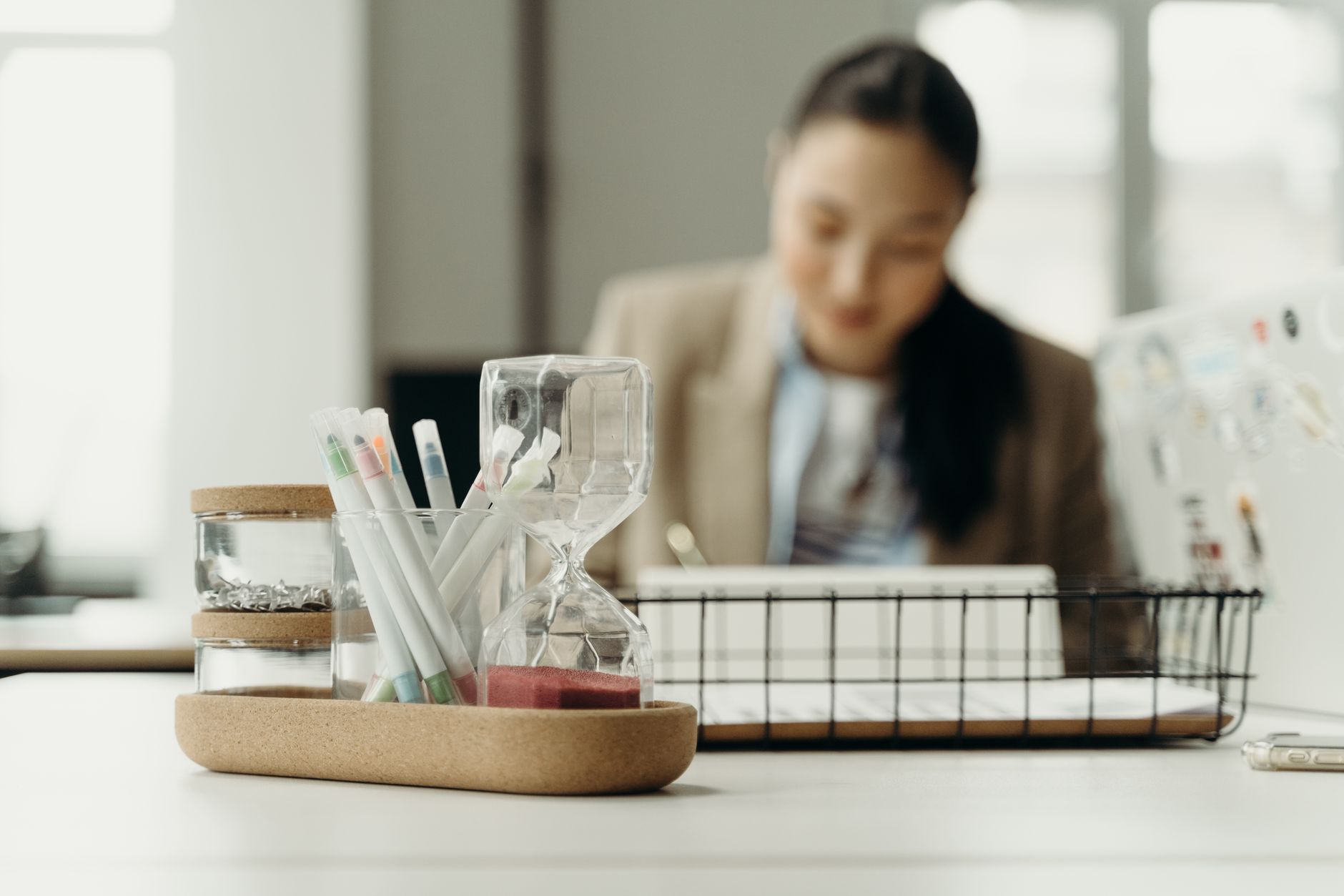 Seorang profesional yang bersemangat bekerja di kantor untuk meningkatkan produktivitas di tempat kerja.