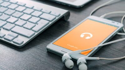 Remaja menggunakan gadget berlebihan yang dapat berdampak buruk pada kesehatan otak remaja.