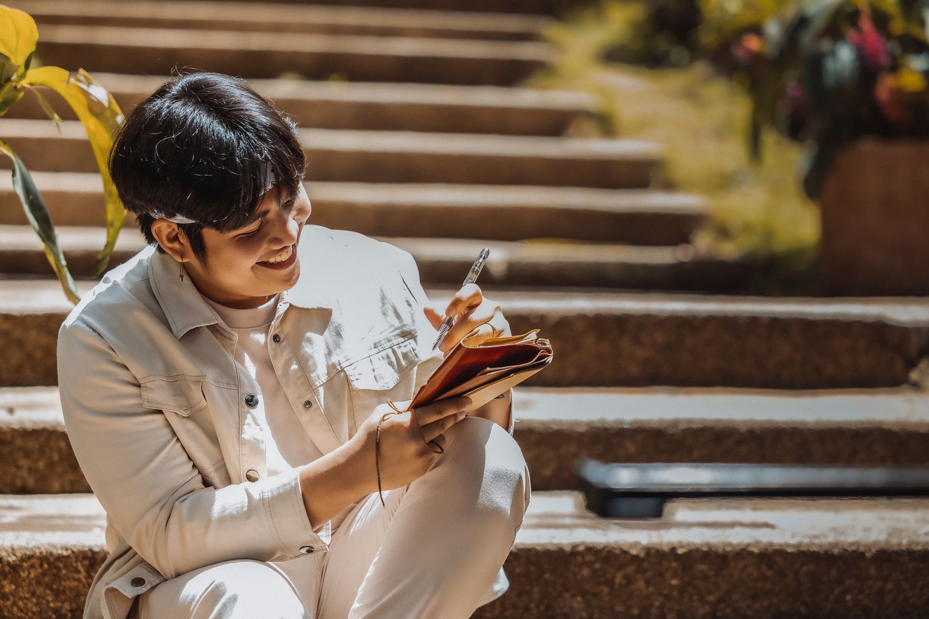 Seseorang sedang menulis jurnal di meja untuk menenangkan pikiran yang gelisah.
