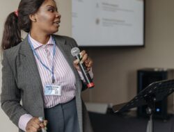 Gemetar Pas Ngomong di Kantor? Ini Cara Gampang Mengatasi kecemasan Public Speaking Biar Nggak Blunder!